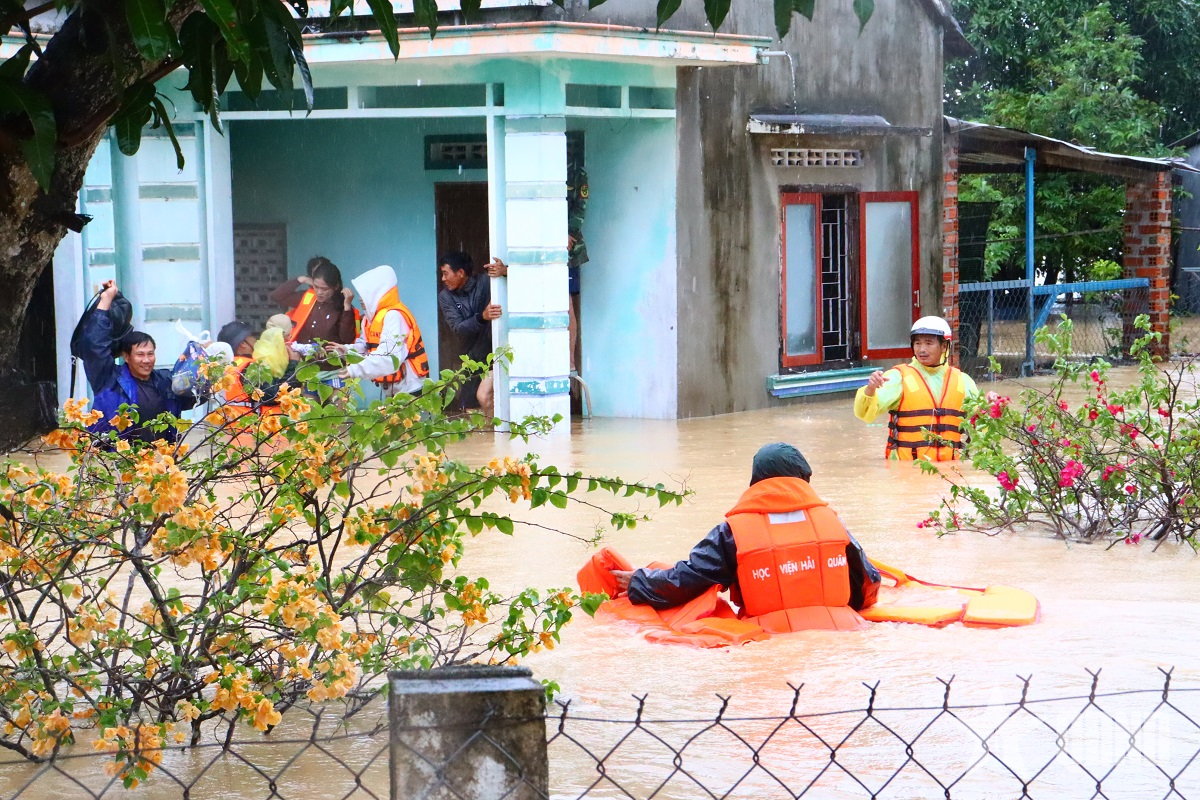 Bộ đội Cụ Hồ nỗ lực giúp dân